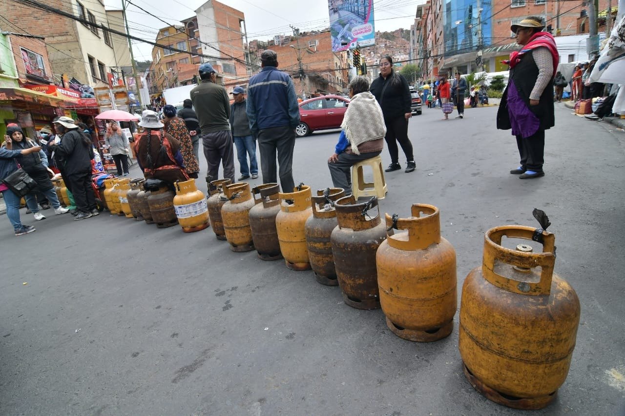 Familias bloquean calles en protesta por la falta de gas licuado en La Paz 601f91d1 c6b2 4401 a718 7fad9d819e14