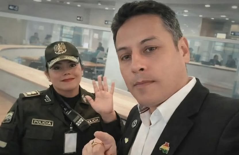 La coronel que saluda cuando era cuestionada por Lara en YPFB se gana el respaldo de la gente en redes sociales 644367358 1323773956440379 657032320100615888 n