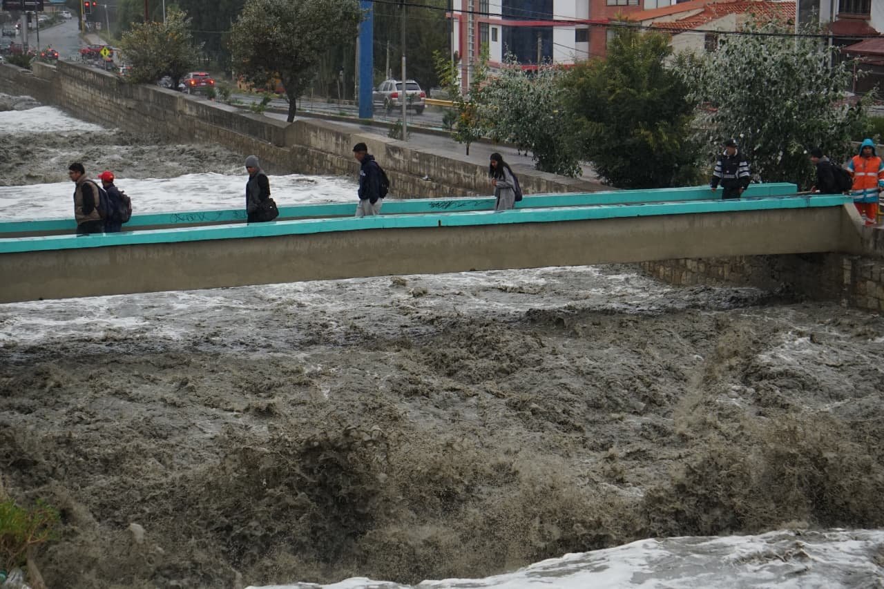 Lluvias elevan caudal del río Choqueyapu y provocan interrupciones en rutas de La Paz 656745451 122280305756251605 5613137987951745766 n