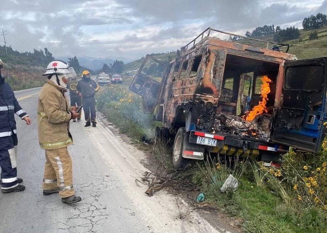 Vehículo se incendia en carretera Cochabamba – Santa Cruz y queda reducido a chatarra 656879334 1524862799370421 7289083535472581300 n e1774644785603