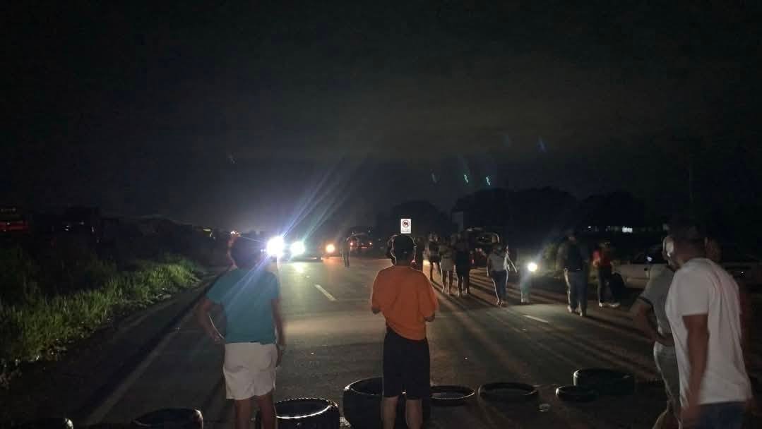 Pobladores de Portachuelo bloquea ruta por votos anulados en elecciones 657894863 884974667869050 1026571439673158491 n