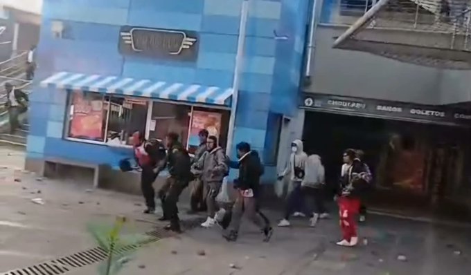 Aprehenden a dos hombres por brutal golpiza a policía en el teleférico celeste en La Paz 664NqKkh