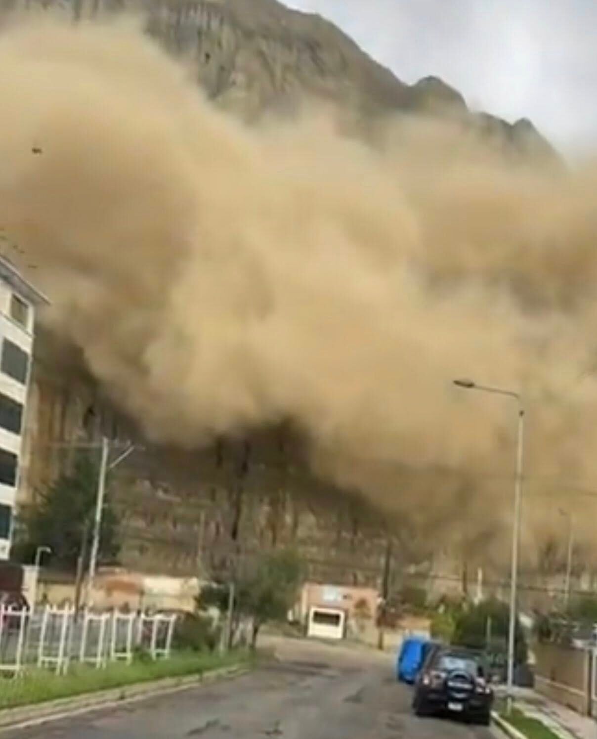 La Paz: Deslizamiento de un cerro en Achumani preocupa a los vecinos del sector 667625757 10164177639926999 6803092439587151266 n e1775601383172