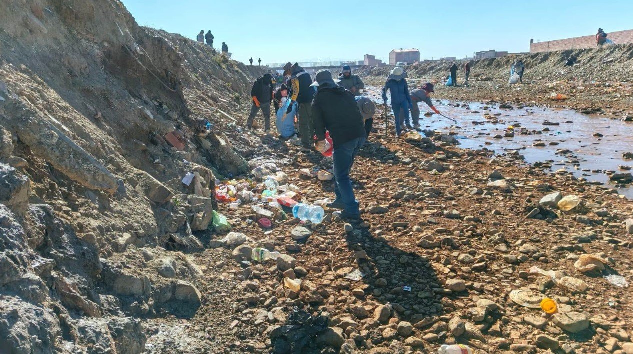 La segunda ciudad más poblada de Bolivia limpia ríos que desembocan en el lago Titicaca 673290e040b1d.r d.1650 857 1 1 1 1 1
