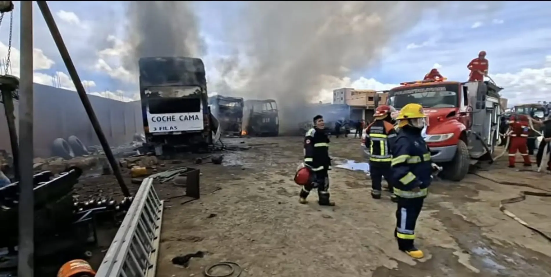 Oruro: Incendio en taller deja siete hospitalizados y cinco buses calcinados 676bba83 c9b3 4130 9d74 f23e7e98f7ad 183