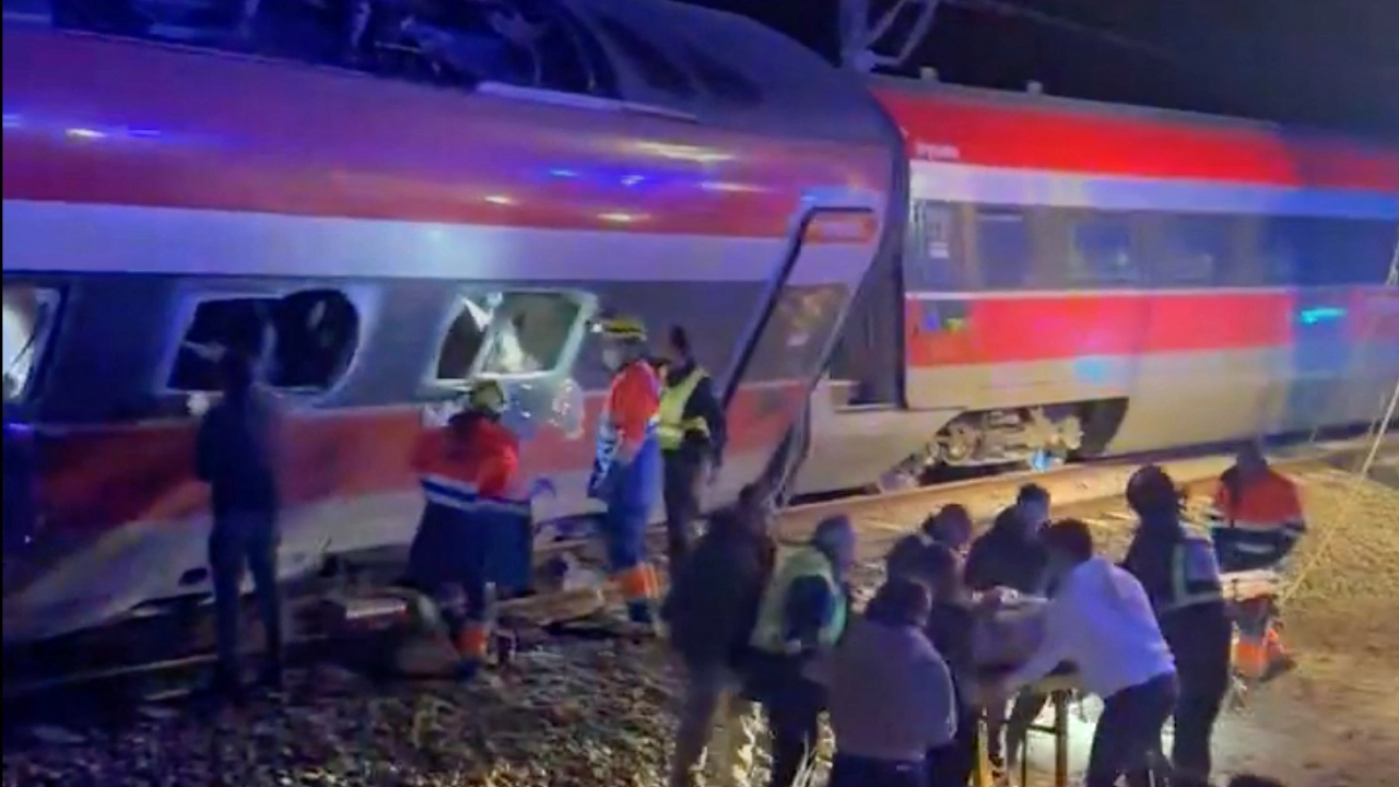 Colisión de dos trenes en España deja al menos 40 muertos y 123 heridos 696e2d125ba05