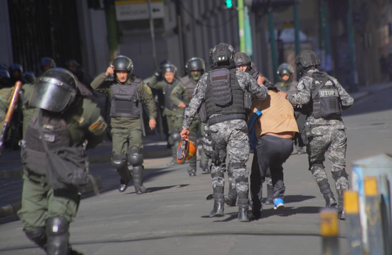 Policía aprehende a hombre acusado de lanzar dinamita durante enfrentamientos en La Paz 699023032 1441981524623632 2110916884882361766 n