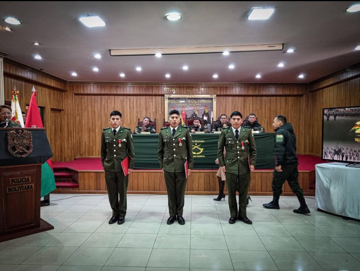 Tres policías son condecorados por evitar violento atraco a librecambista en Cochabamba 699273757 988677960586608 6346877473961925943 n