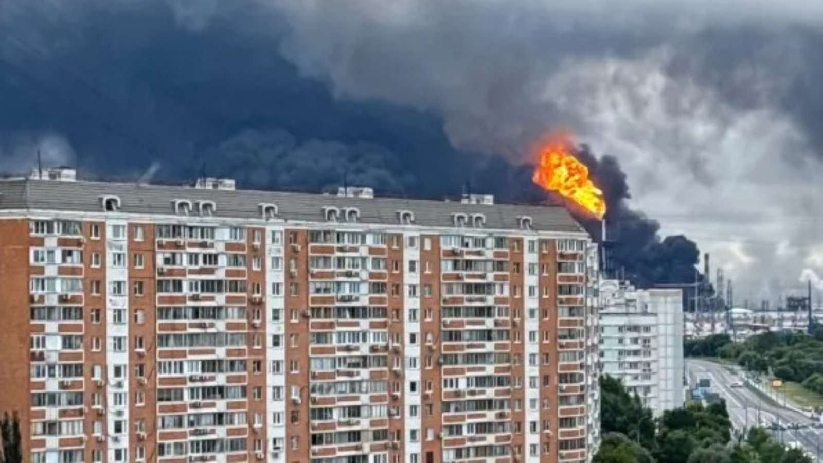 Dron ucraniano impacta refinería de Moscú y tapa metálica sale volando por el aire 6a33f8b362311