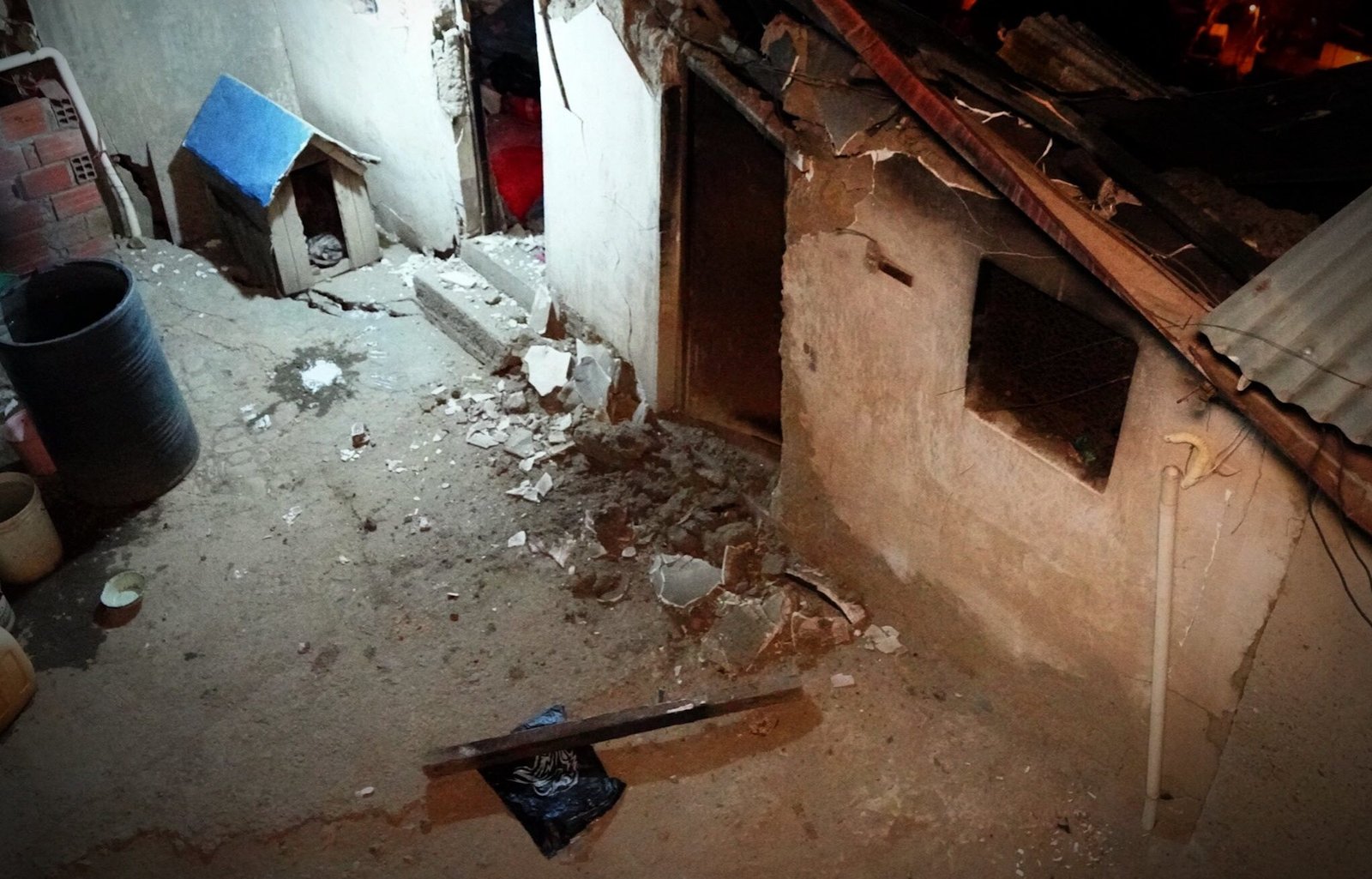Evacúan familias: Desprendimiento de tierra en Cotahuma deja al menos cuatro casas afectadas 701799122 1559075365579521 2455549799859496916 n 1