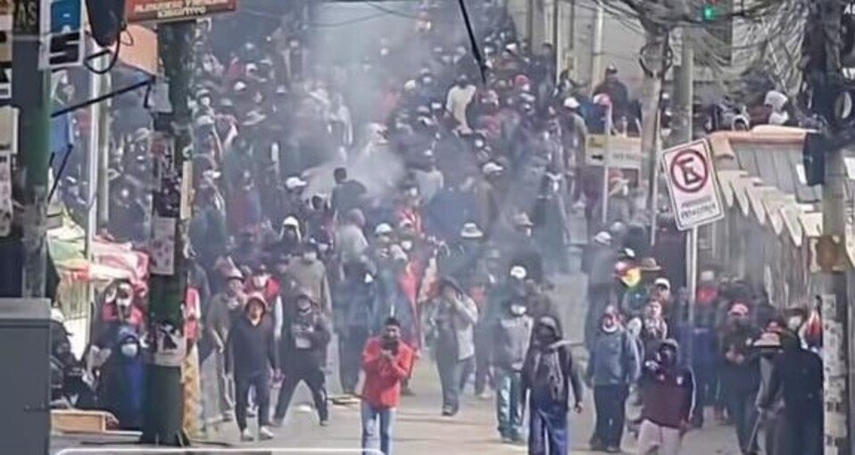 Comando de la Policía registra 127 personas detenidas tras violenta jornada en La Paz 702612081 1593622499434564 729151882529913503 n 1 1
