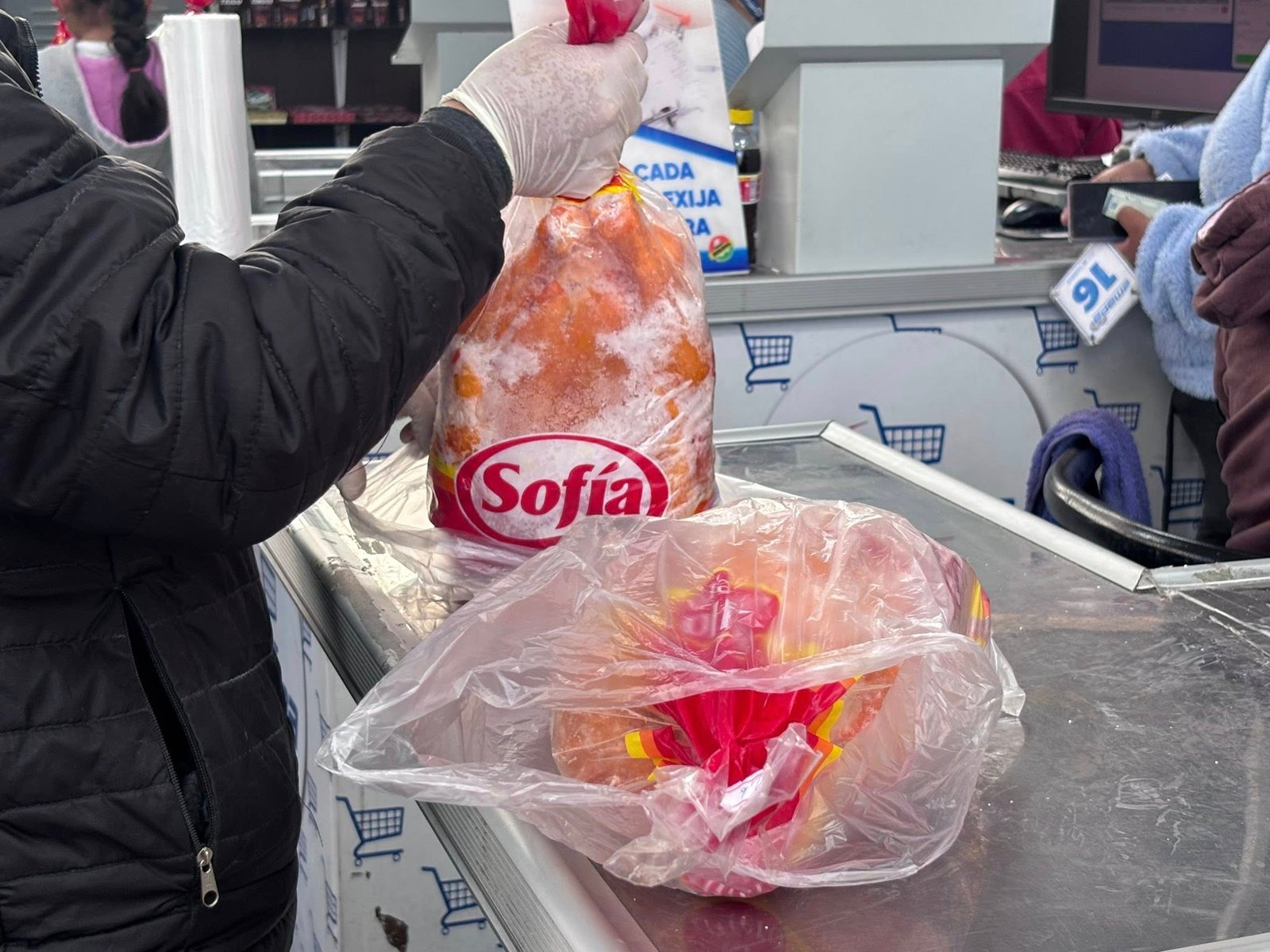 Gobierno afirma que llegaron 31 toneladas de carne de pollo y cerdo a La Paz vía puente aéreo 702811925 1361510282498609 6676328059430443704 n