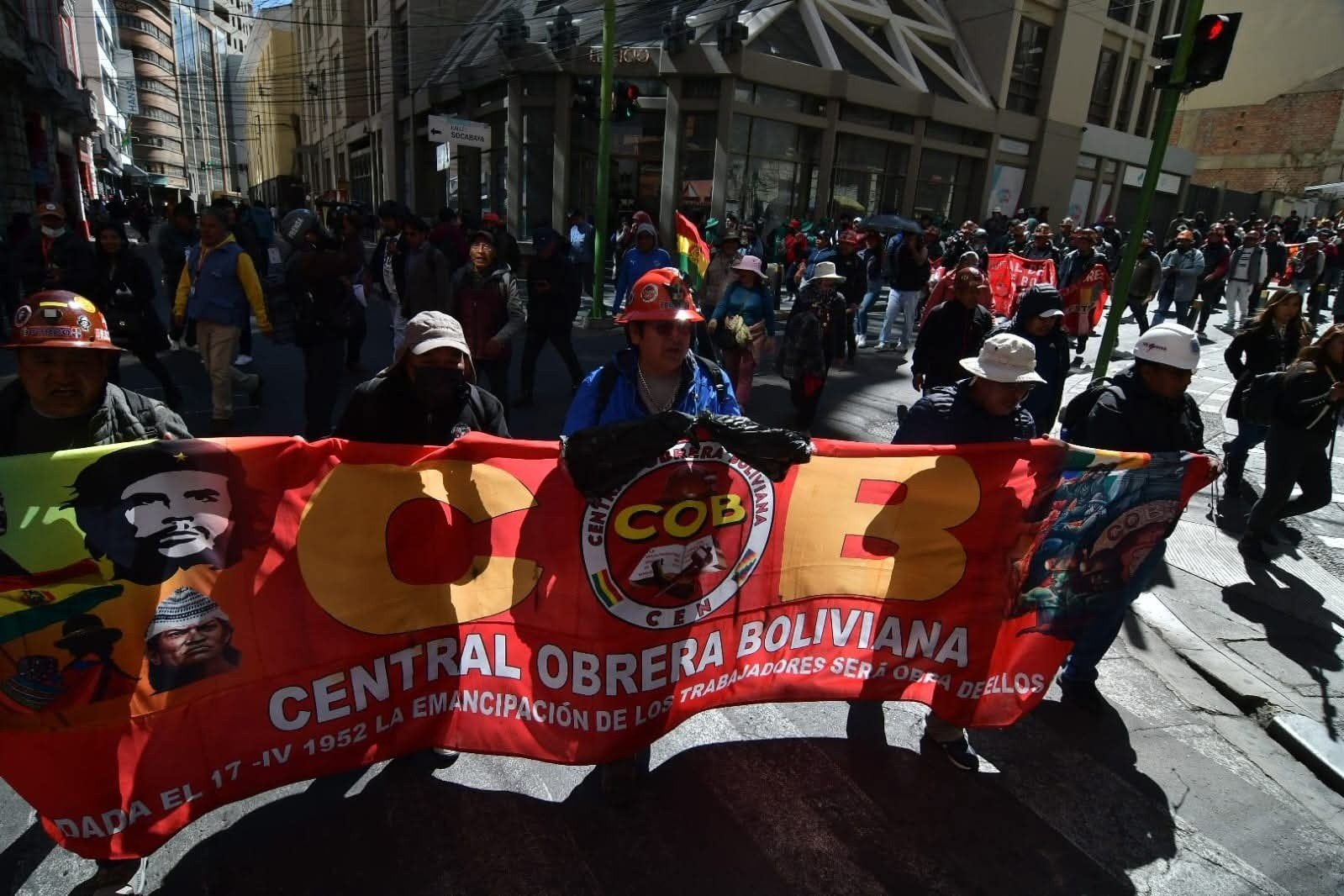 Marcha de la COB se repliega y disminuye presencia policial en el centro paceño 703035509 1312438614346481 2808338802131262275 n