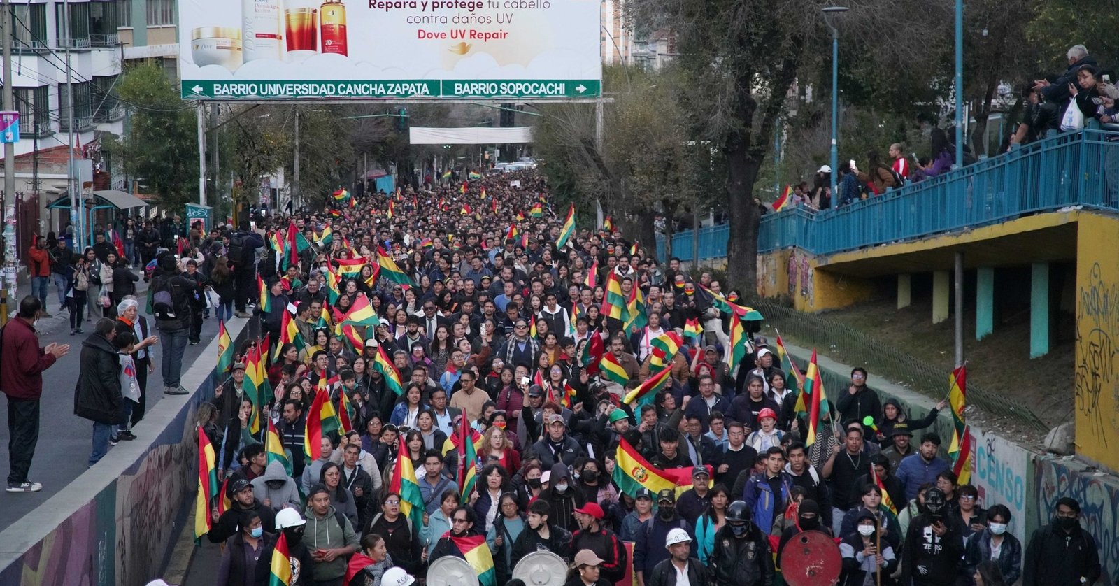 Plataformas ciudadanas marchan contra los bloqueos y dicen que la COB no los representa 703085775 1300664685539122 8312019045043569995 n