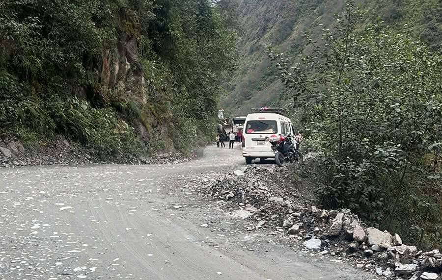 La Paz: Carretera a los Yungas queda habilitada tras cuarto intermedio en movilizaciones 705285164 122132082117107225 4251232044702604312 n 1