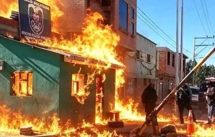 La Paz: comunarios incendian retén policial en Chaguaya durante protestas 705293824 1028227256397205 8829298188149339336 n