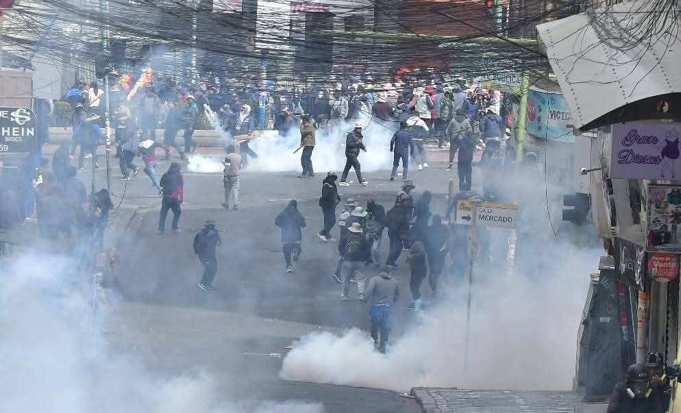 La Paz: se registraron enfrentamientos entre policías y movilizados cerca de la plaza Murillo 705386625 1597185389078275 7708697701484200620 n