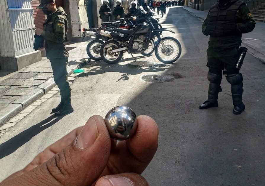 Policía denuncia el uso de “petardos modificados” en manifestaciones en el centro de La Paz 708154987 1450221993814444 5893177033746155064 n e1779744723759