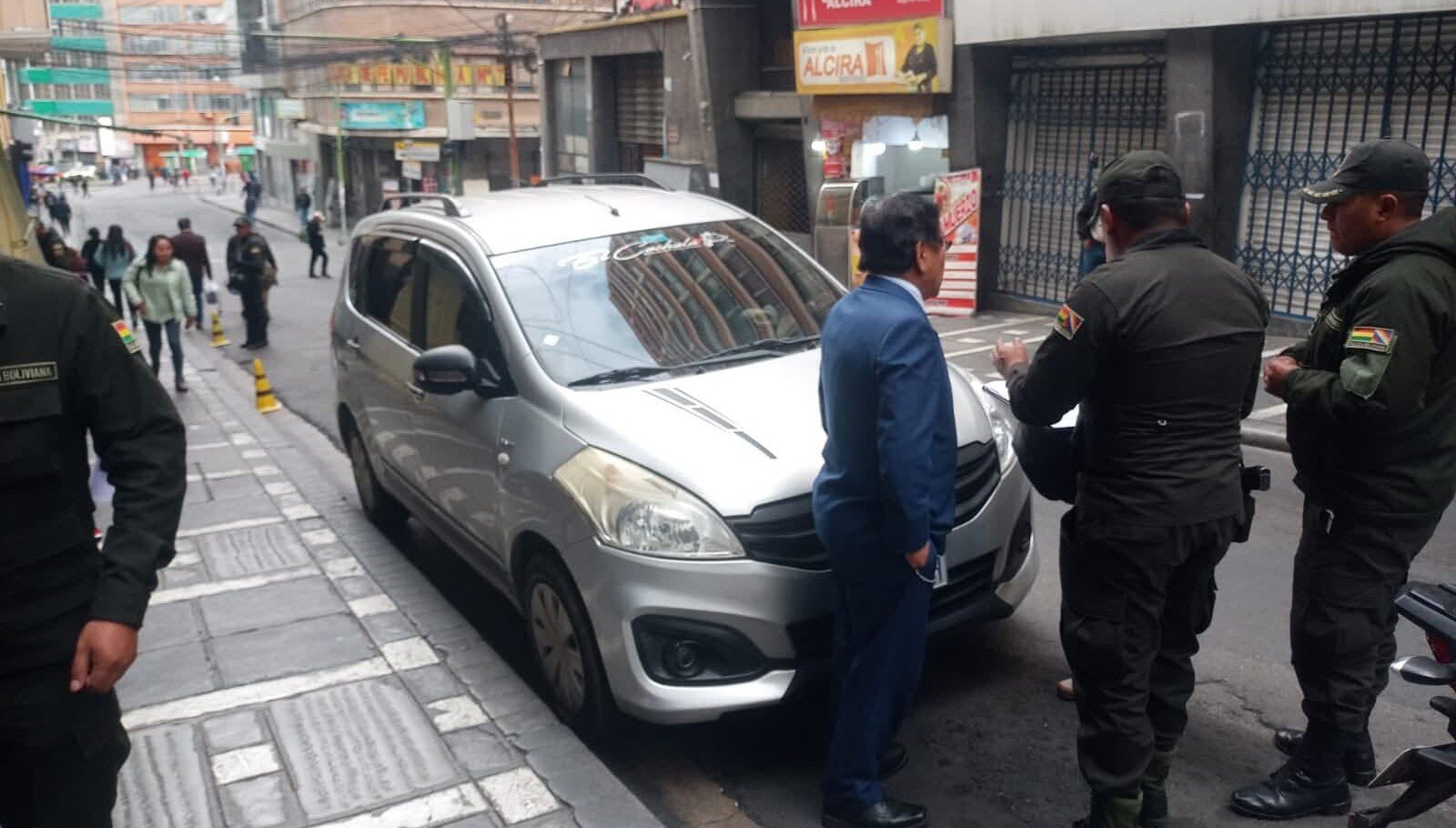 Vehículo robado hace dos años apareció en posesión de un policía en La Paz 708501574 1487267710082161 6731212827906371475 n 1