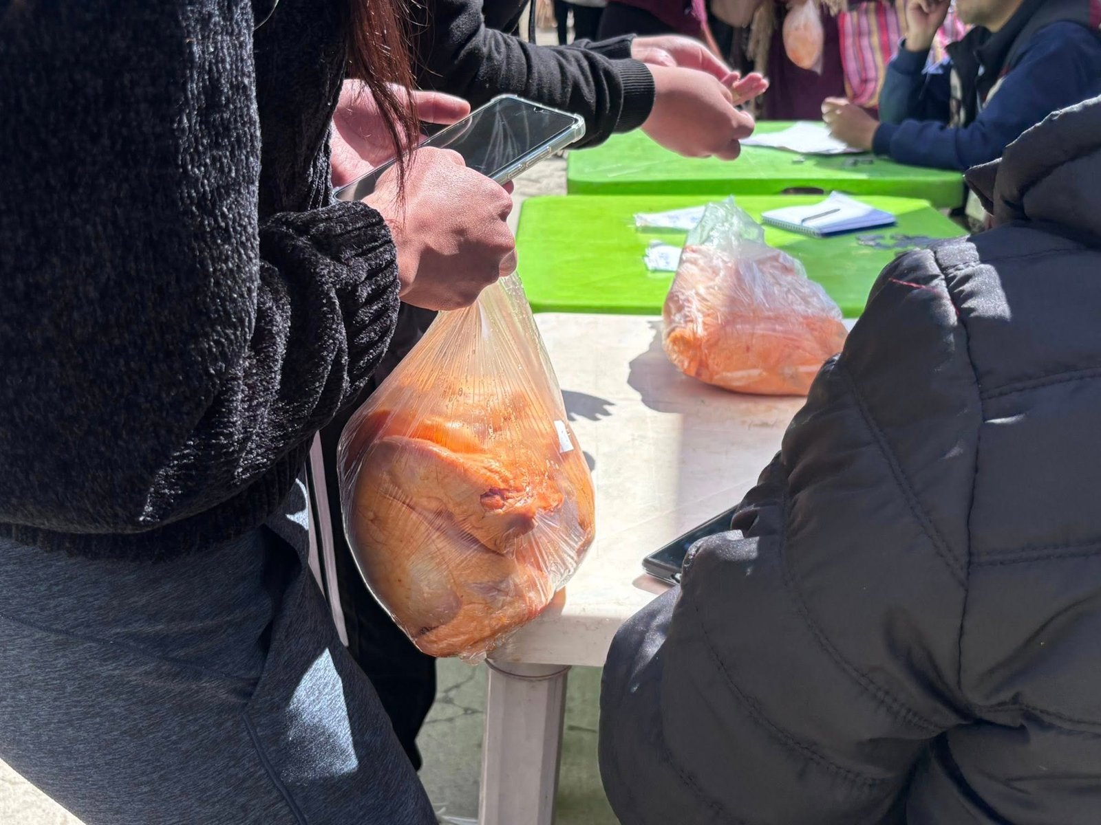 Bloqueos: crecen las filas por pollo en La Paz y El Alto ante escasez; Gobierno refuerza despliegue de Emapa móvil 709137511 1772838043687789 624665363857033859 n