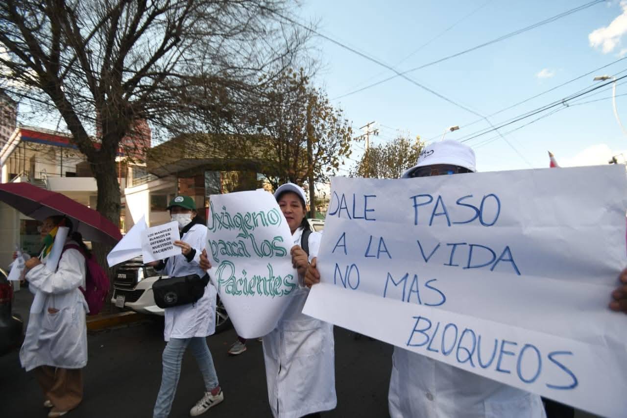 Médicos marchan en La Paz y exigen el paso de ambulancias y suministro de oxígeno 710614064 1710930490577060 5000049239953300141 n