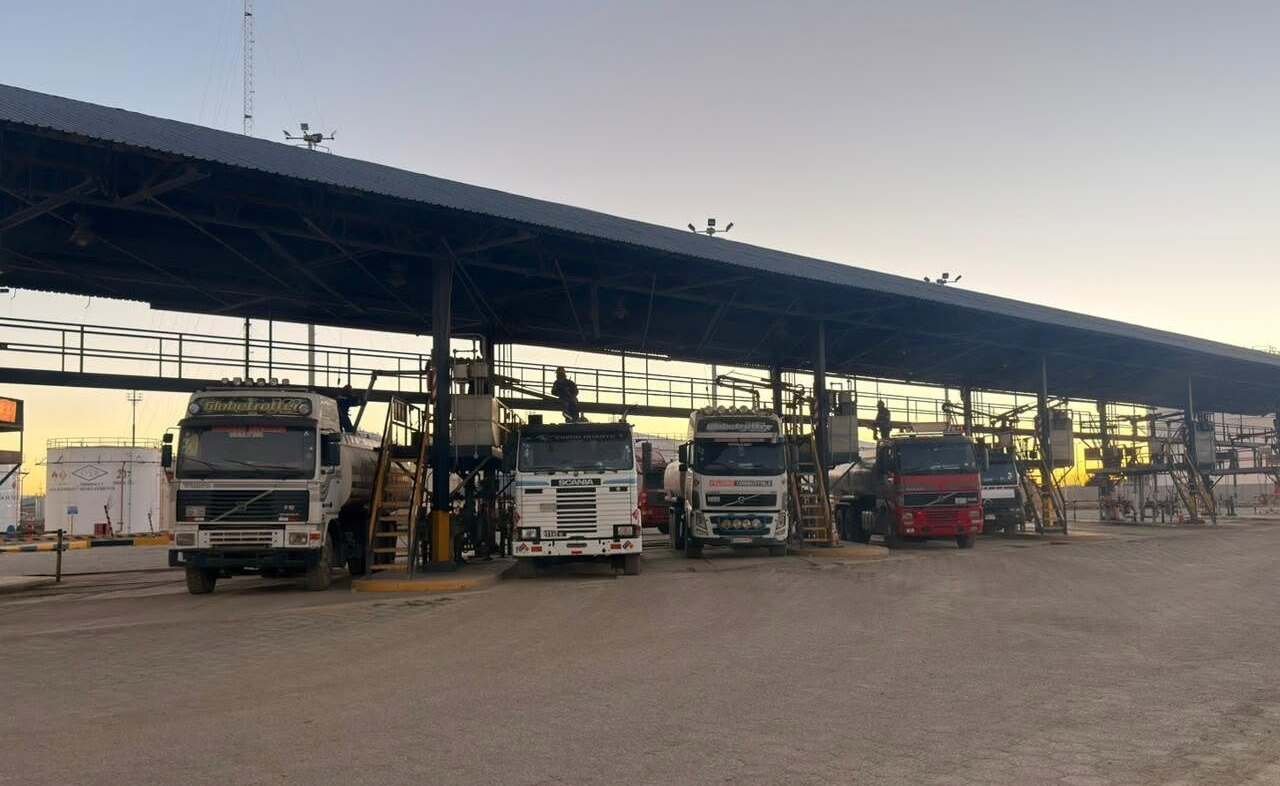 YPFB envió 1.638 metros cúbicos de combustibles a La Paz y El Alto, pero las filas continúan 721951073 1331351629086398 5835072084070799554 n 1