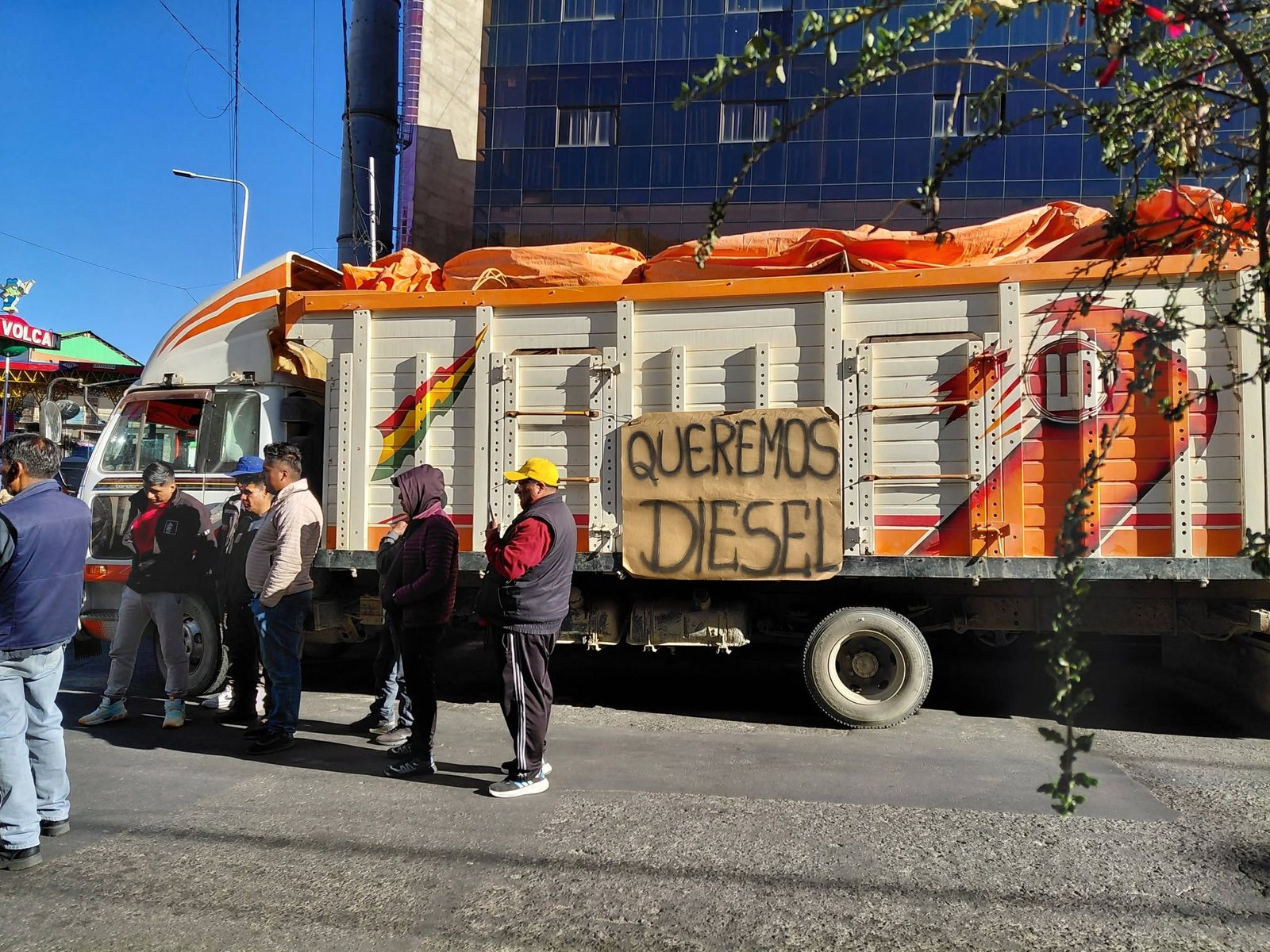 Continúan las filas por gasolina en La Paz pese al despacho de cisternas de YPFB desde Senkata 722364745 1627506582714252 4442657281910617040 n
