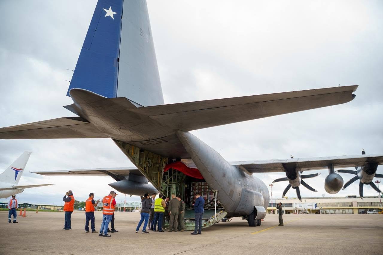 Aeronave de Chile llega con ayuda humanitaria a Bolivia y reforzará operaciones logísticas 723457981 1340577298208957 7741302065052930001 n