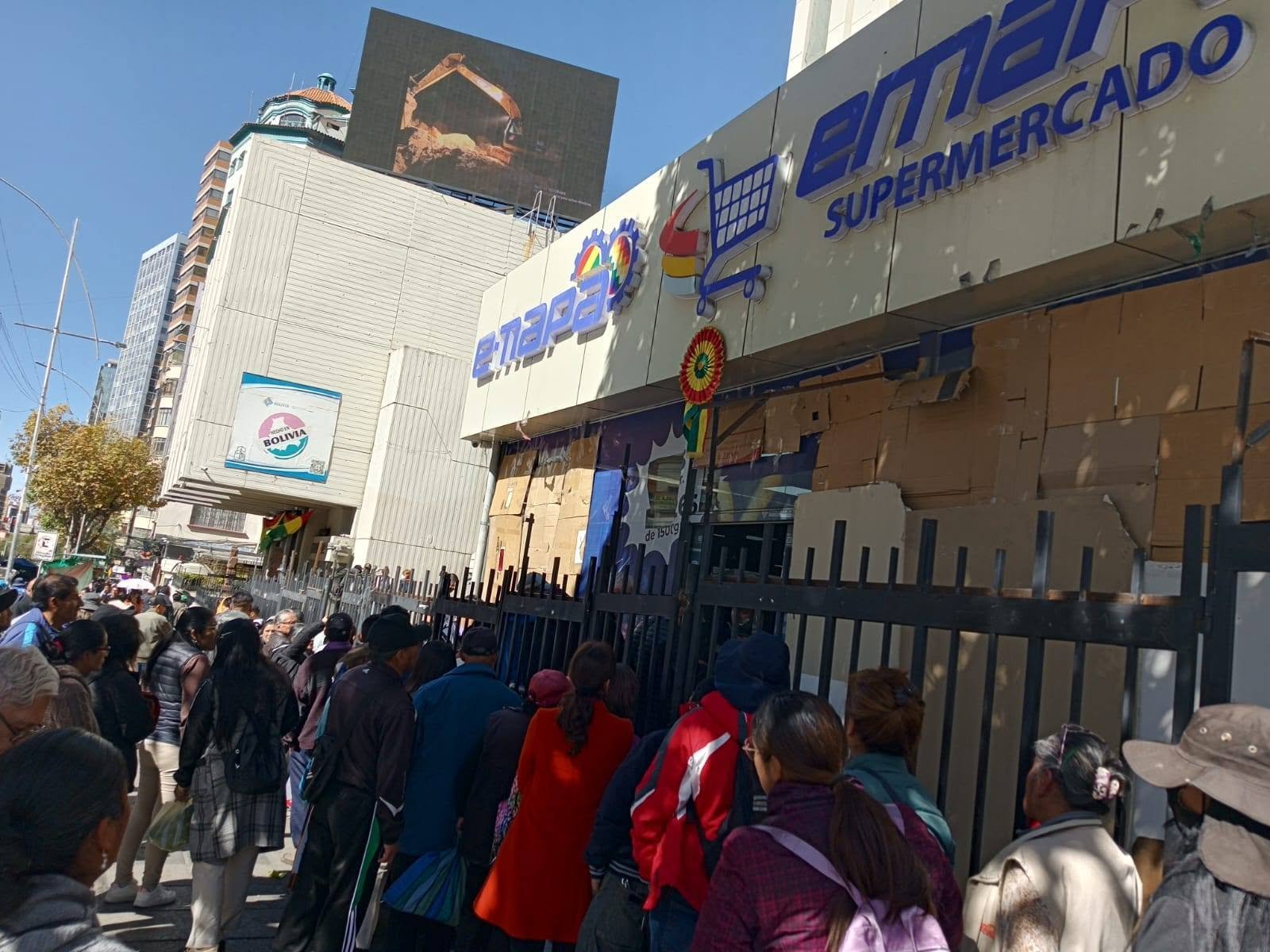 La Paz: se registran largas filas en Emapa por pollo a Bs 18 el kilo tras 46 días de bloqueos 725095319 1205430879315937 4496670384519684794 n