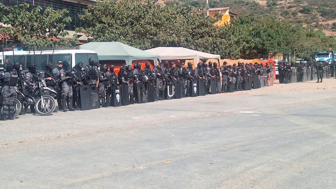 Más de 550 policías y militares resguardan el puente de Parotani ante amenazas de bloqueos 726289898 2127541031311287 4793350691096038391 n