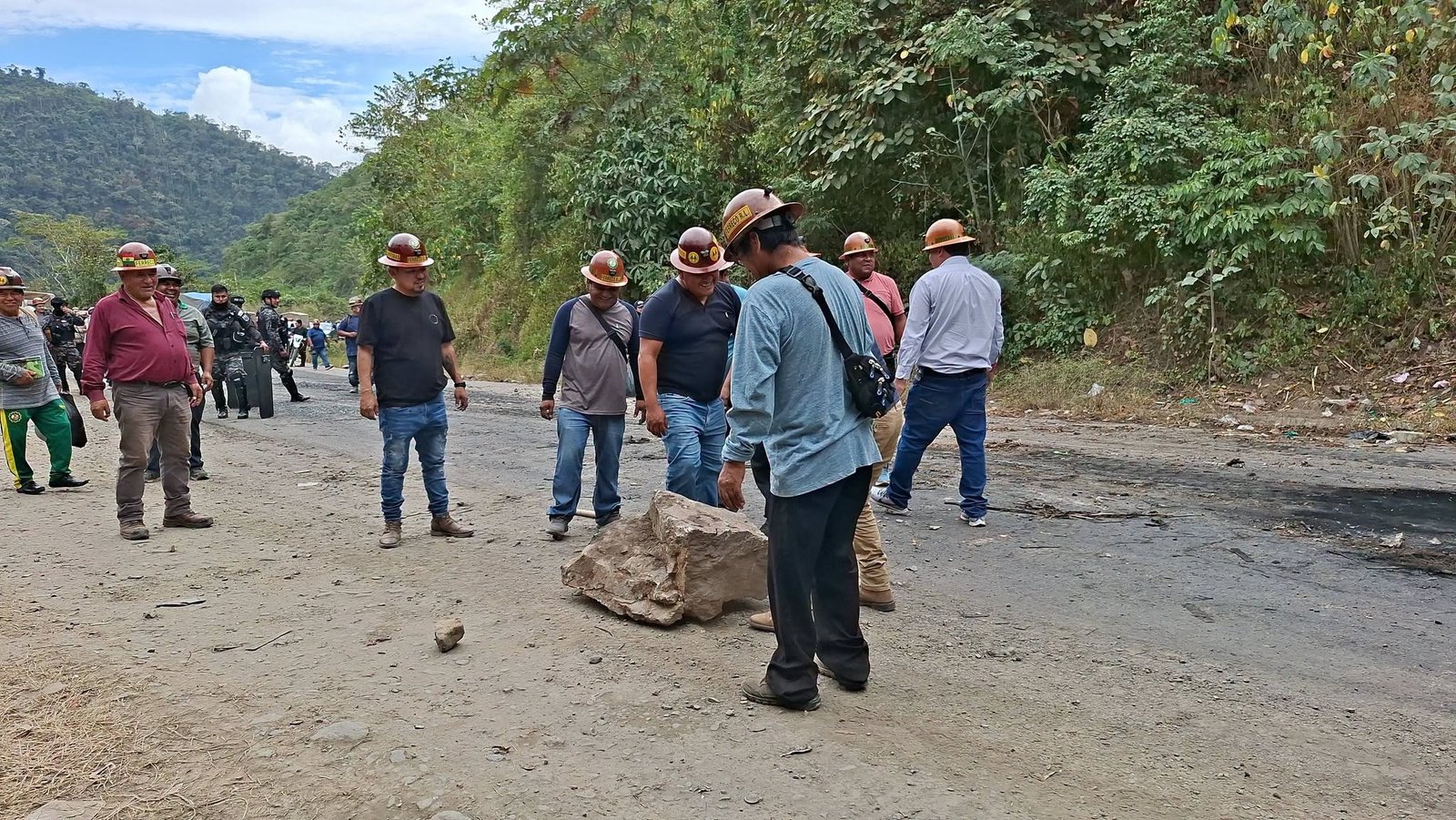 Cooperativistas mineros desbloquean Turcukala y restablecen el tránsito entre La Paz y Caranavi 726495295 2524032554726566 1720862463874035246 n