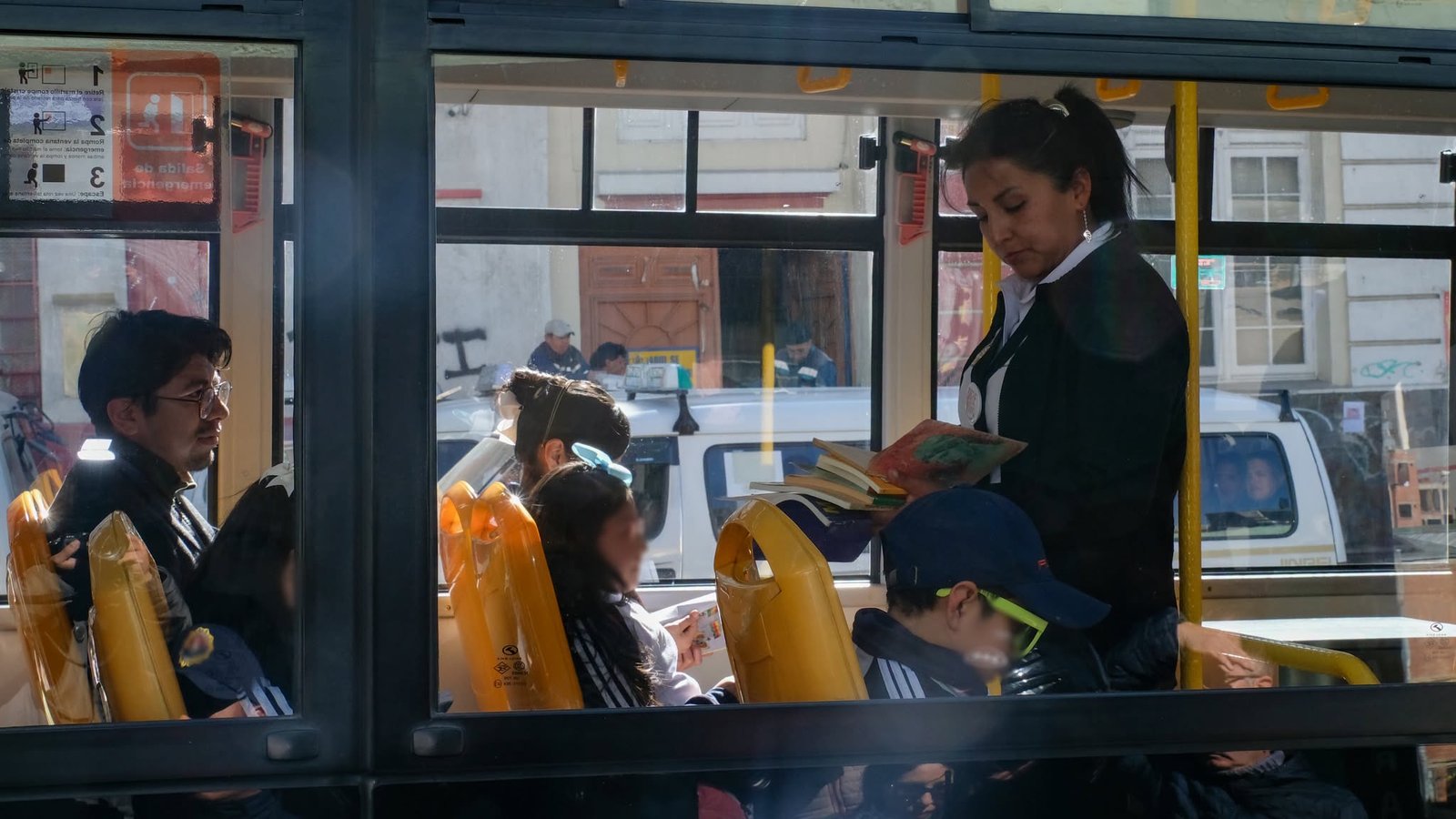 «Tu Puma Lee»: los buses PumaKatari y ChikiTiti se convierten en bibliotecas móviles en La Paz 742031396 3165028823708166 4177340112002305511 n
