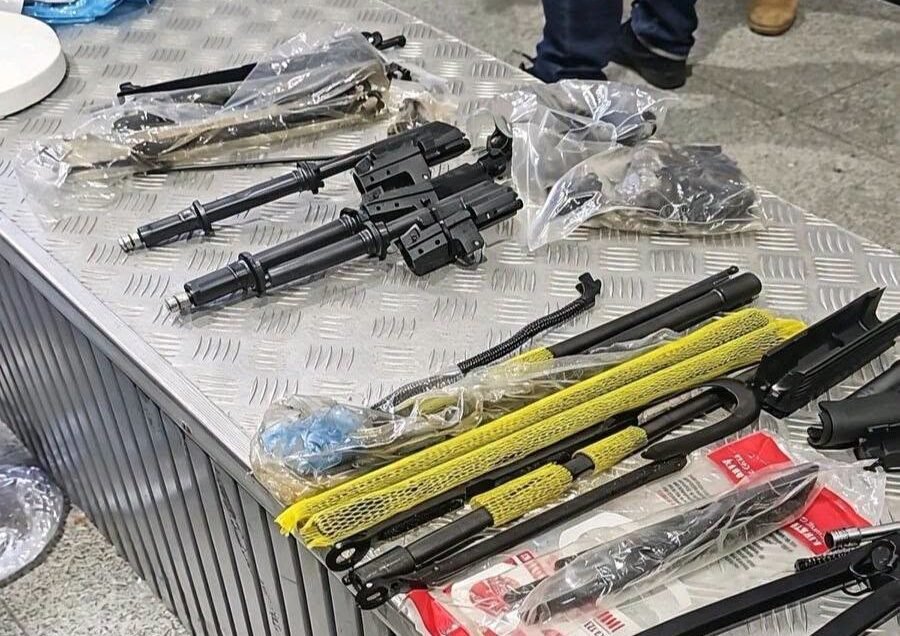 Hallan 4 fusiles AK-47 en aeropuerto de Viru Viru y aprehenden a dos mujeres 743519212 1565728214951094 6256576136732669825 n e1783635384421