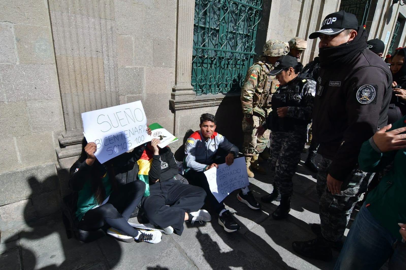 Deportistas protestan en Palacio por deuda y son desalojados con gases 749355334 1009291071986152 8406494793790527889 n