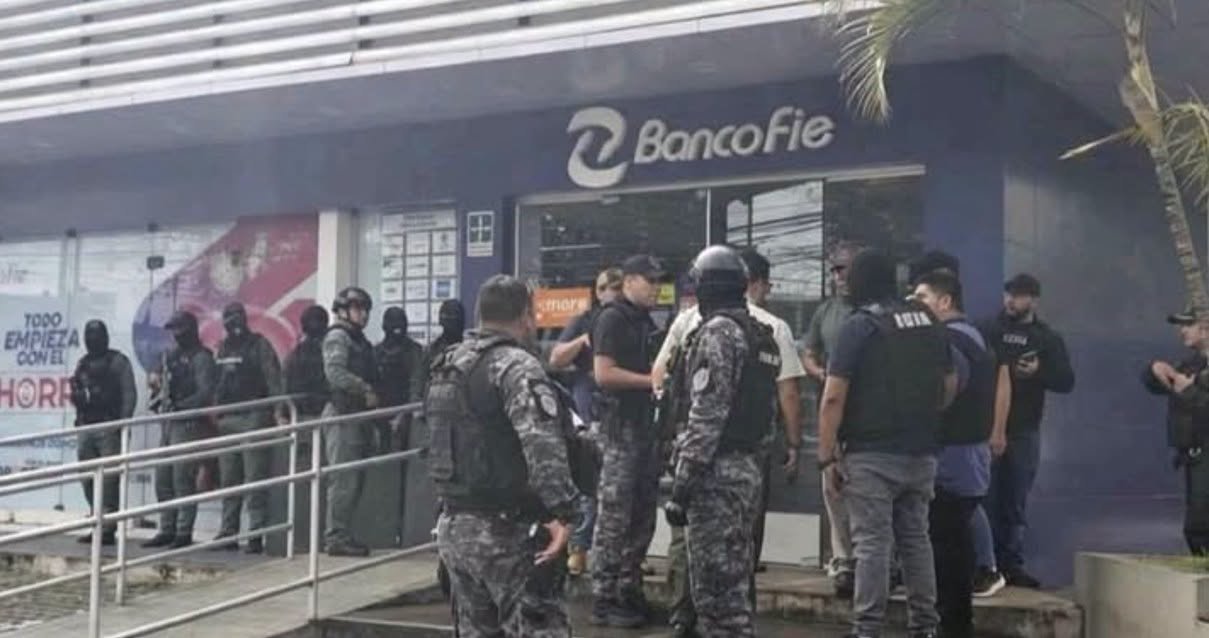 Cámaras captan atraco en banco de Santa Cruz; el delincuente escapó con Bs 20.000 749878445 27927493536876698 6745384202964364621 n