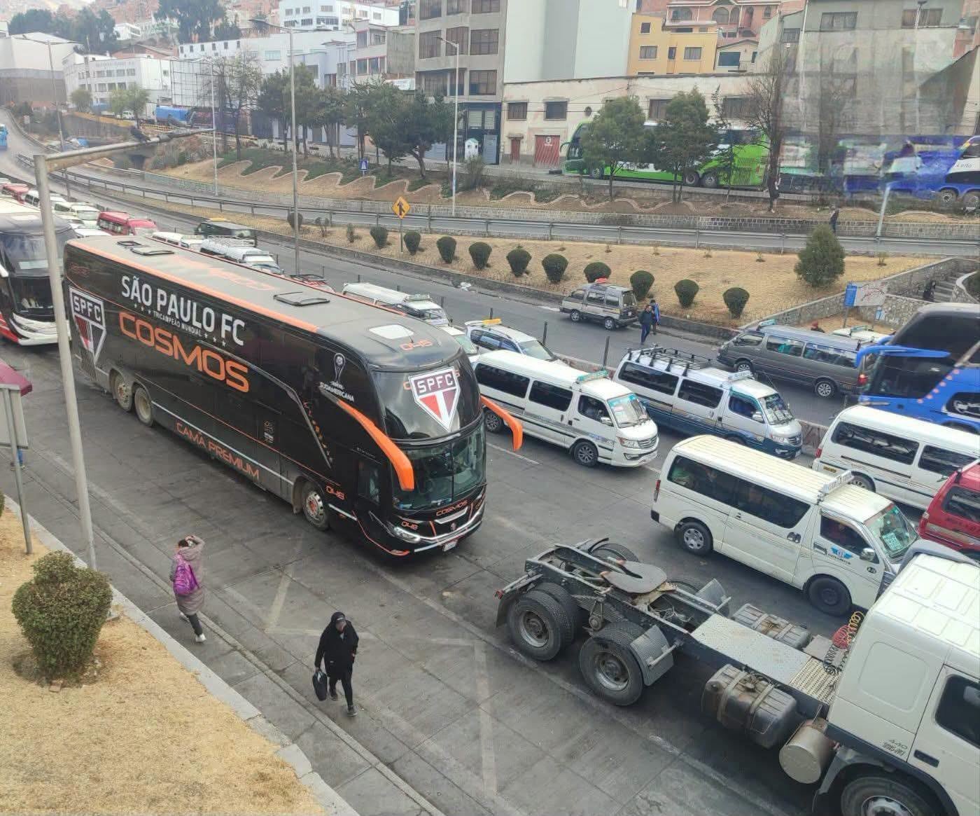 El bus de São Paulo hace fila por diésel en La Paz antes del partido con Bolívar 766748157 1706303763929031 450318361230478674 n