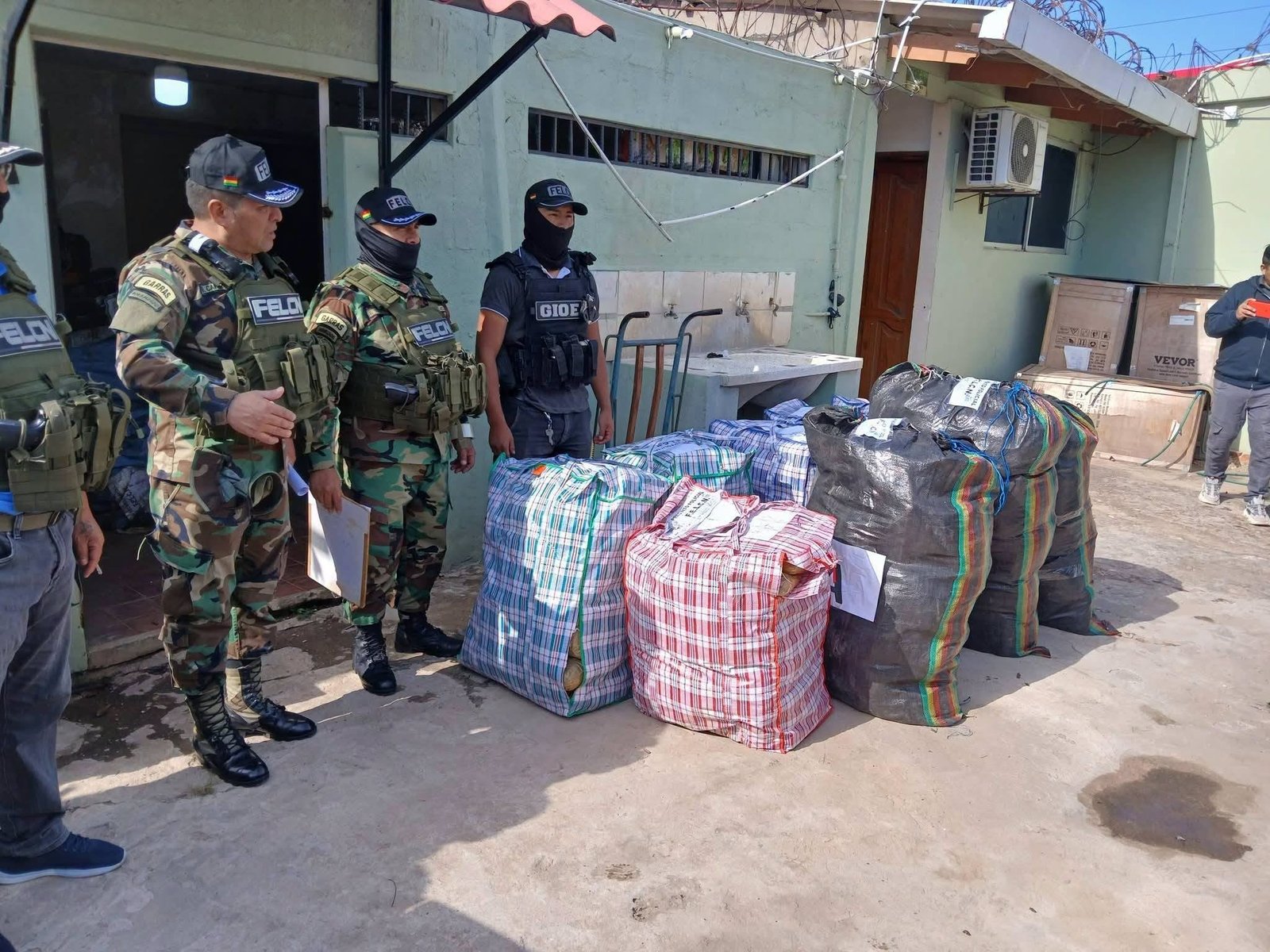 Santa Cruz: Felcn incauta más de 200 kilos de marihuana escondida en un minibús en Montero 772959006 860083633703439 3186616013682562620 n