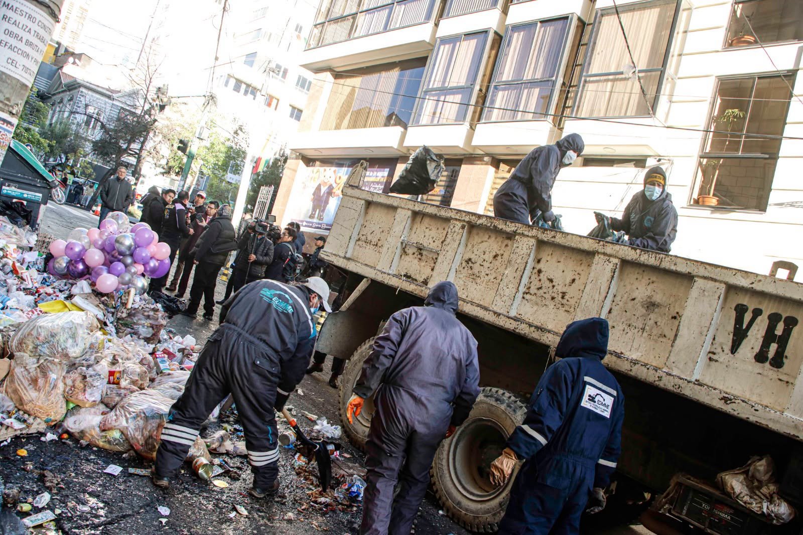 El conflicto por la basura persiste y Alcaldía moviliza a 600 trabajadores para limpiar La Paz 778957840 3042754809483932 5699619918110979893 n