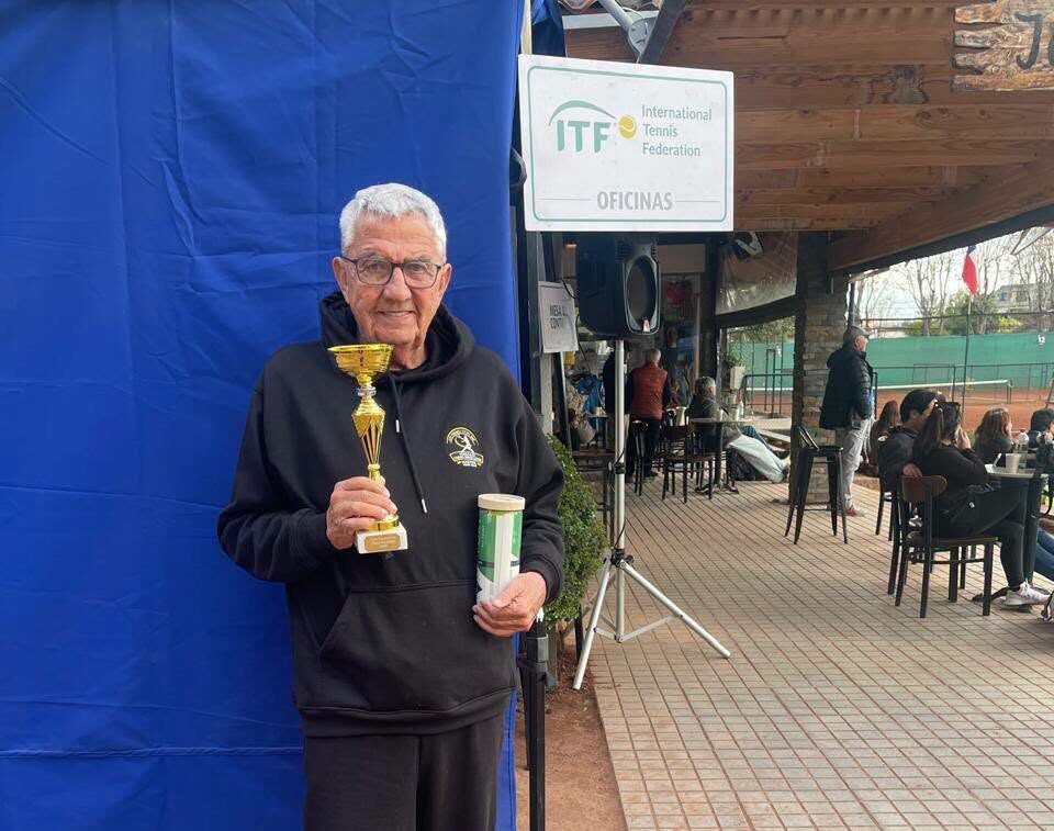 A los 81 años, el tenista Fernando Sattori se corona campeón del MT400 en Santiago, Chile 784251910 1617902403273612 4976984885649010956 n e1788218992674