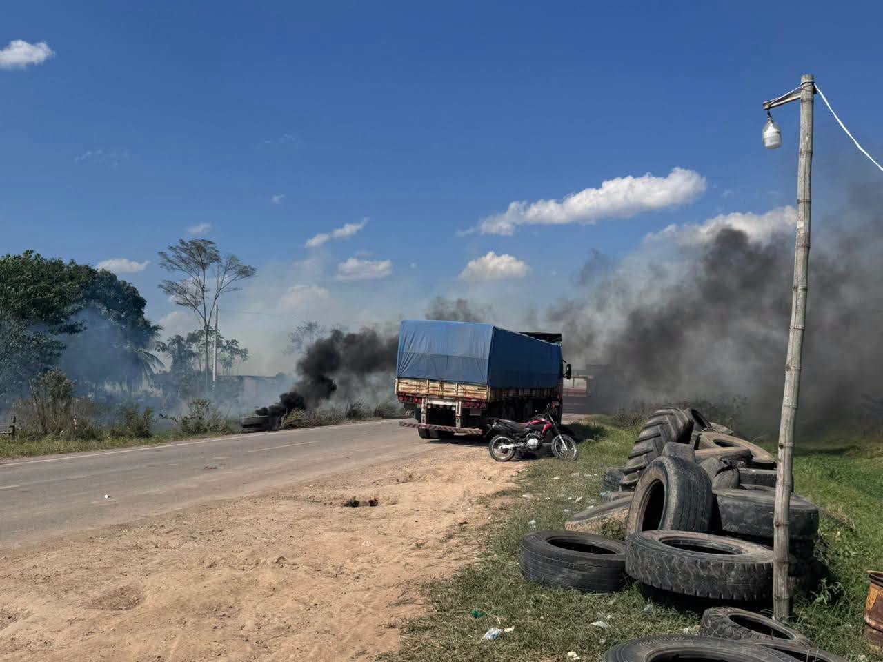 Policía y militares despejan ruta a Beni y bloqueadores vuelven a cerrar la vía 787924744 1575746170688607 2546882843656165059 n