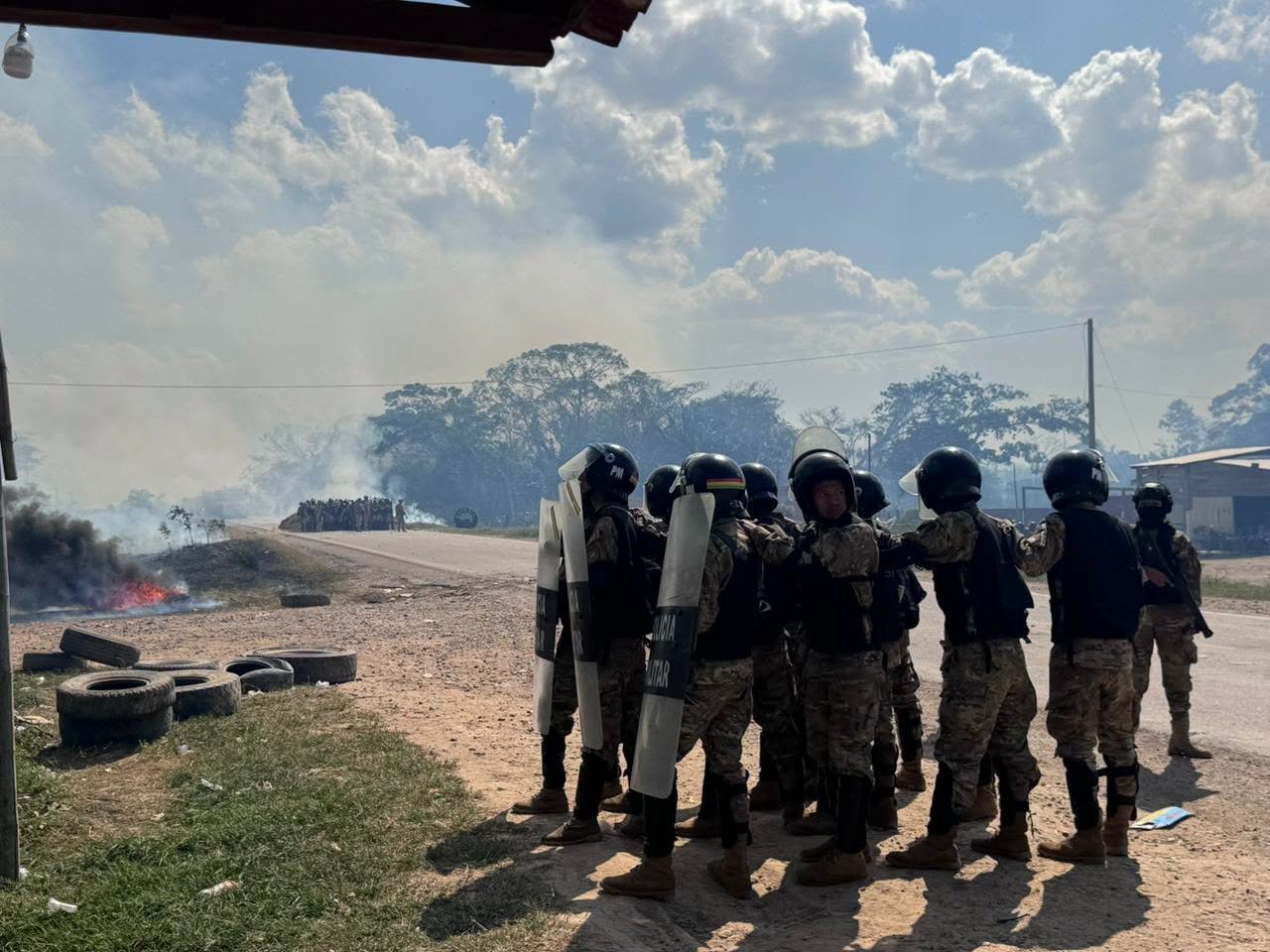 Policía usa agentes químicos para despejar el bloqueo en el puente San Pablo, ruta que conecta Santa Cruz con Beni 789013154 4511564572424771 8658258964016543830 n