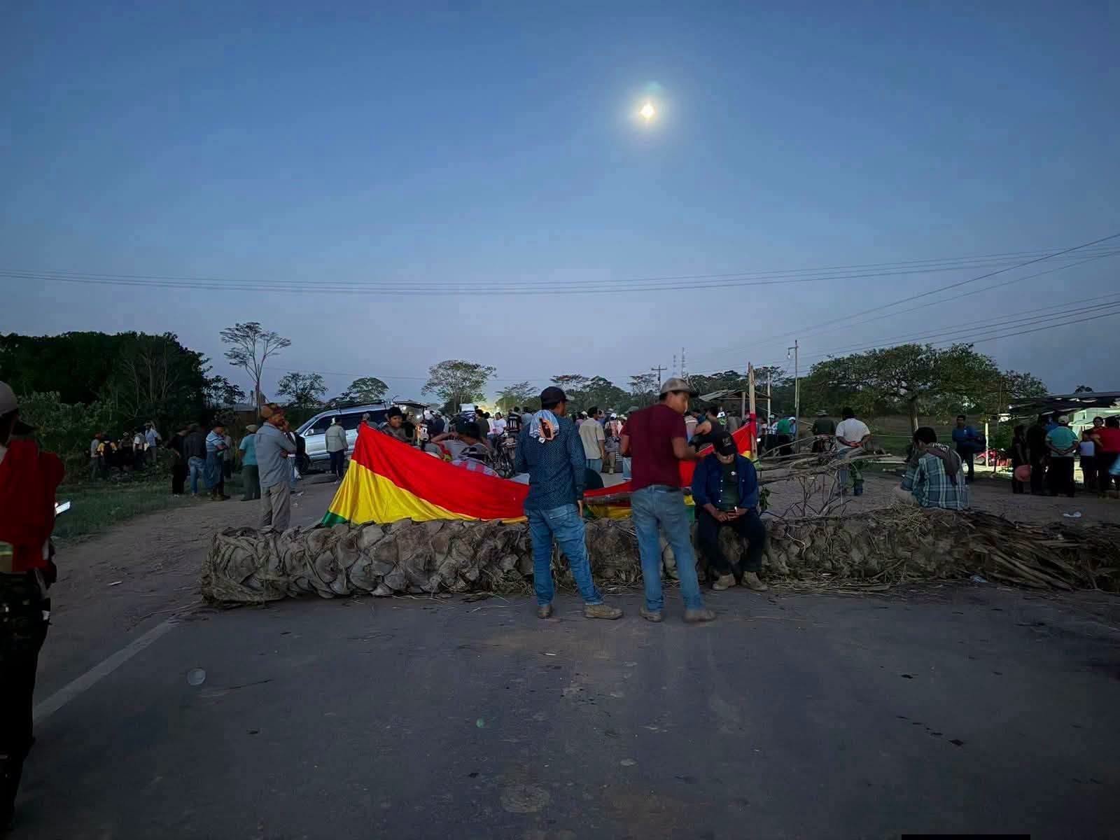 Productores de Marbán reinstalan bloqueo en el puente San Pablo tras gasificación 789144707 912309798168878 3391371390565895894 n