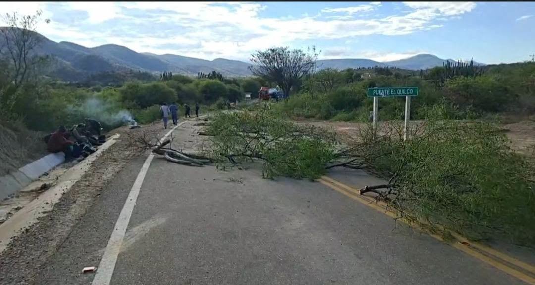 Campesinos de Comarapa activan bloqueo por dificultades para obtener combustible 799143937 1591589942673808 6982265466931079727 n