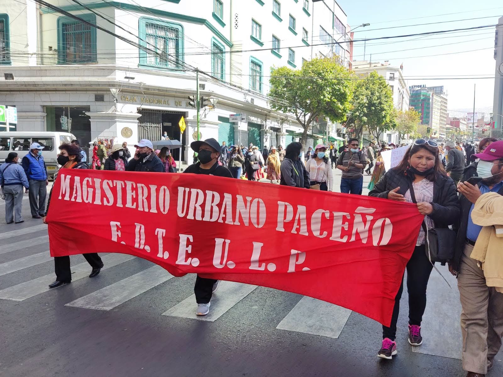 Magisterio Urbano realiza “marcha de cacerolas vacías” en La Paz pese a Estado de excepción 799983546 1882329376065219 1019652290524949975 n