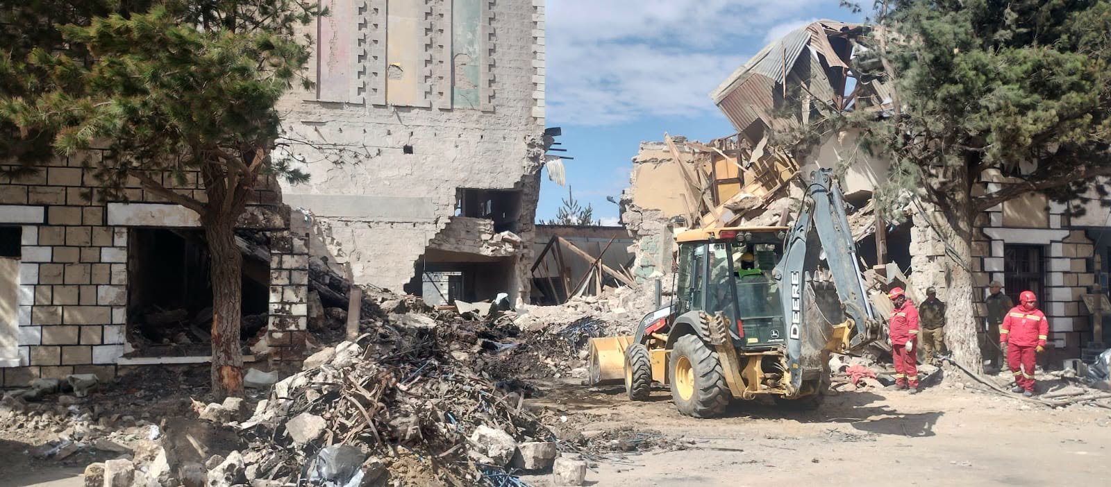 Gobernación de La Paz moviliza maquinaria pesada para atender emergencia en Viacha tras explosiones 800884666 1609867080515830 4627959559106387465 n