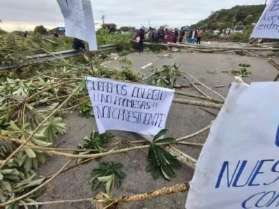 Universitarios bloquean por segundo día consecutivo la ruta entre Cochabamba y Santa Cruz 2 814034495 1429360415767309 2880566783165477982 n