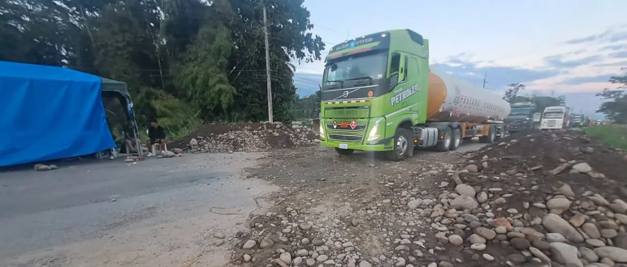 Estudiantes de Unibol habilitan “corredor humanitario” en tercer día de bloqueo en Chimoré 815187771 4077646199196707 1670209778603011429 n