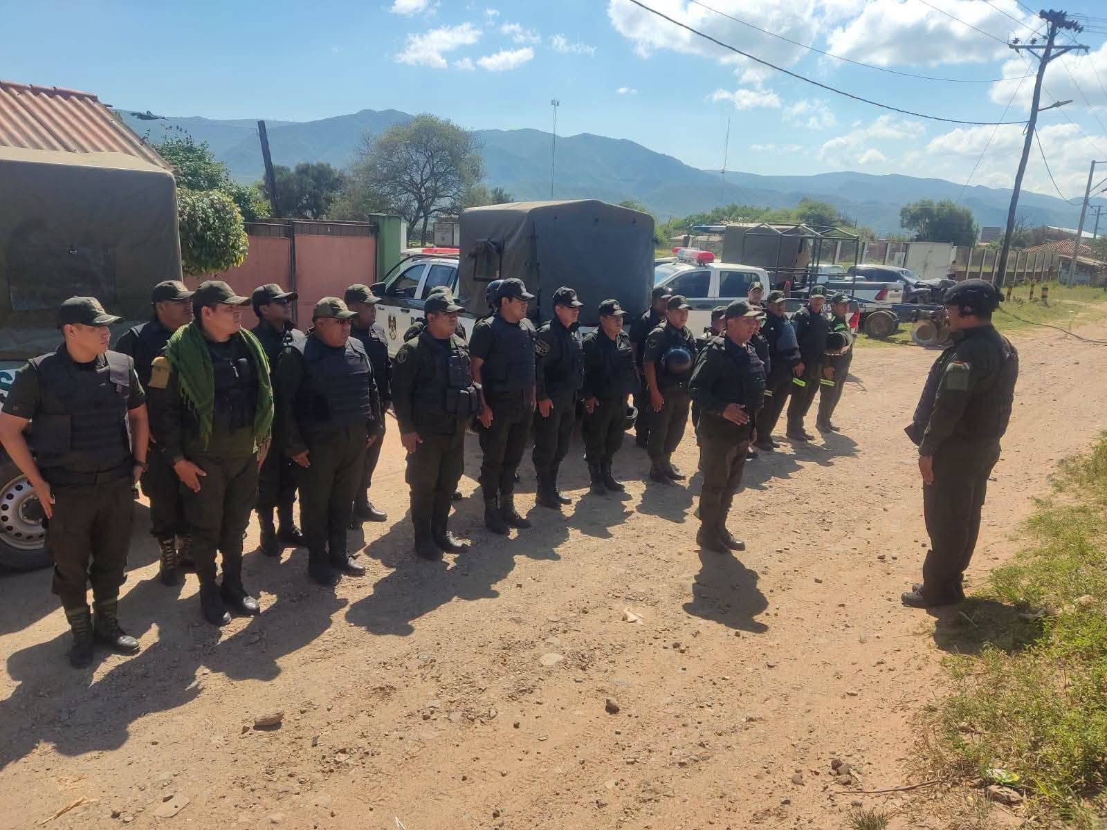 Despliegan efectivos policiales a los Valles cruceños para evitar bloqueos por alza del diésel y Gobierno advierte con FF.AA. 818968598 4424999767762281 1340581674400081031 n