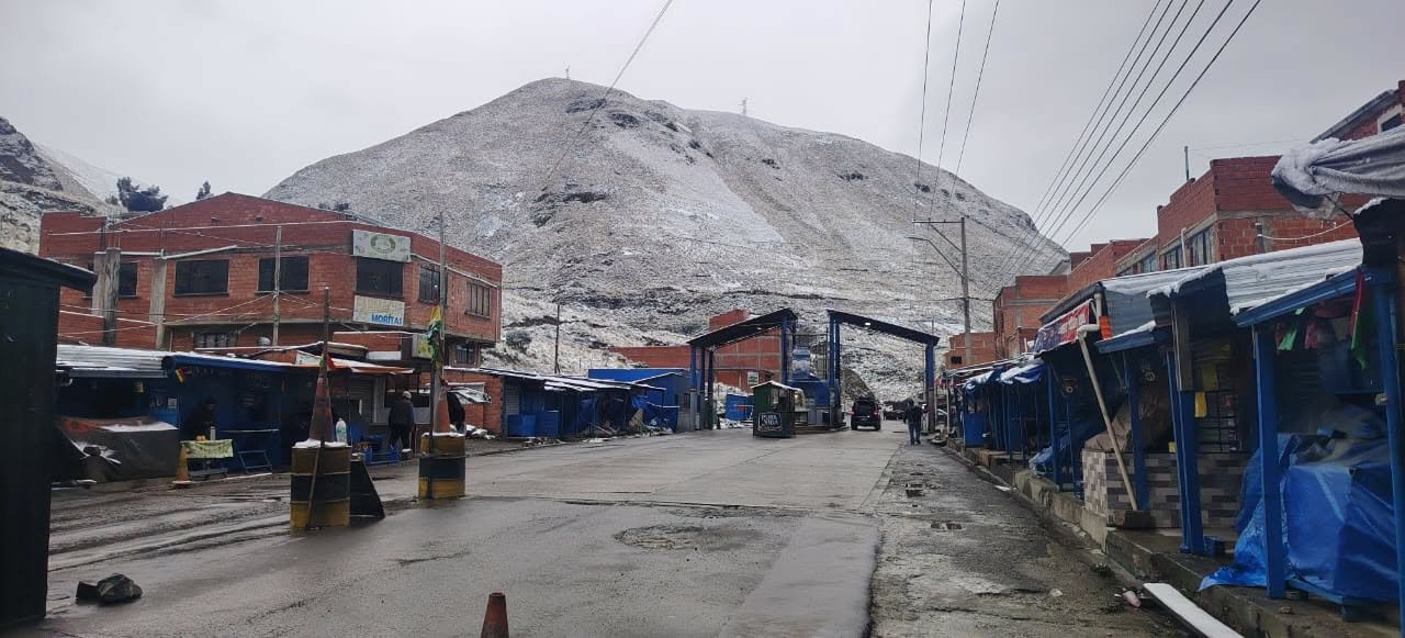 Tránsito suspende el tráfico vehicular hacía los Yungas por intensa nevada 829697660 1603172944690447 5429974162284811508 n