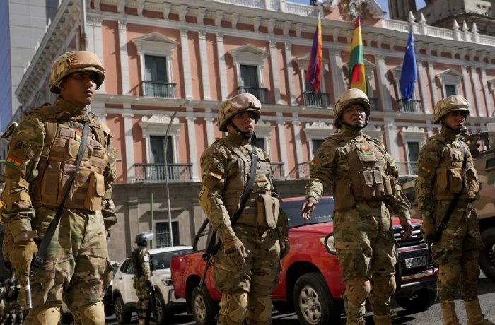 Toma militar: Se examinarán 45 celulares secuestrados a militares y otros implicados AP Soldados Bolivia